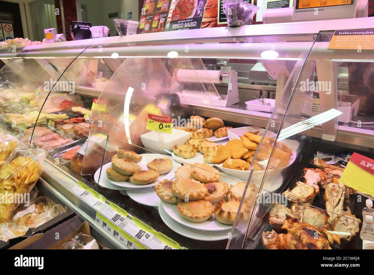LISBONNE, PORTUGAL - 4 JUIN 2018: Section réfrigérée de viande et d'aliments frais dans un supermarché de Lisbonne. Les dépenses annuelles de consommation au Portugal s'élèvent à Banque D'Images