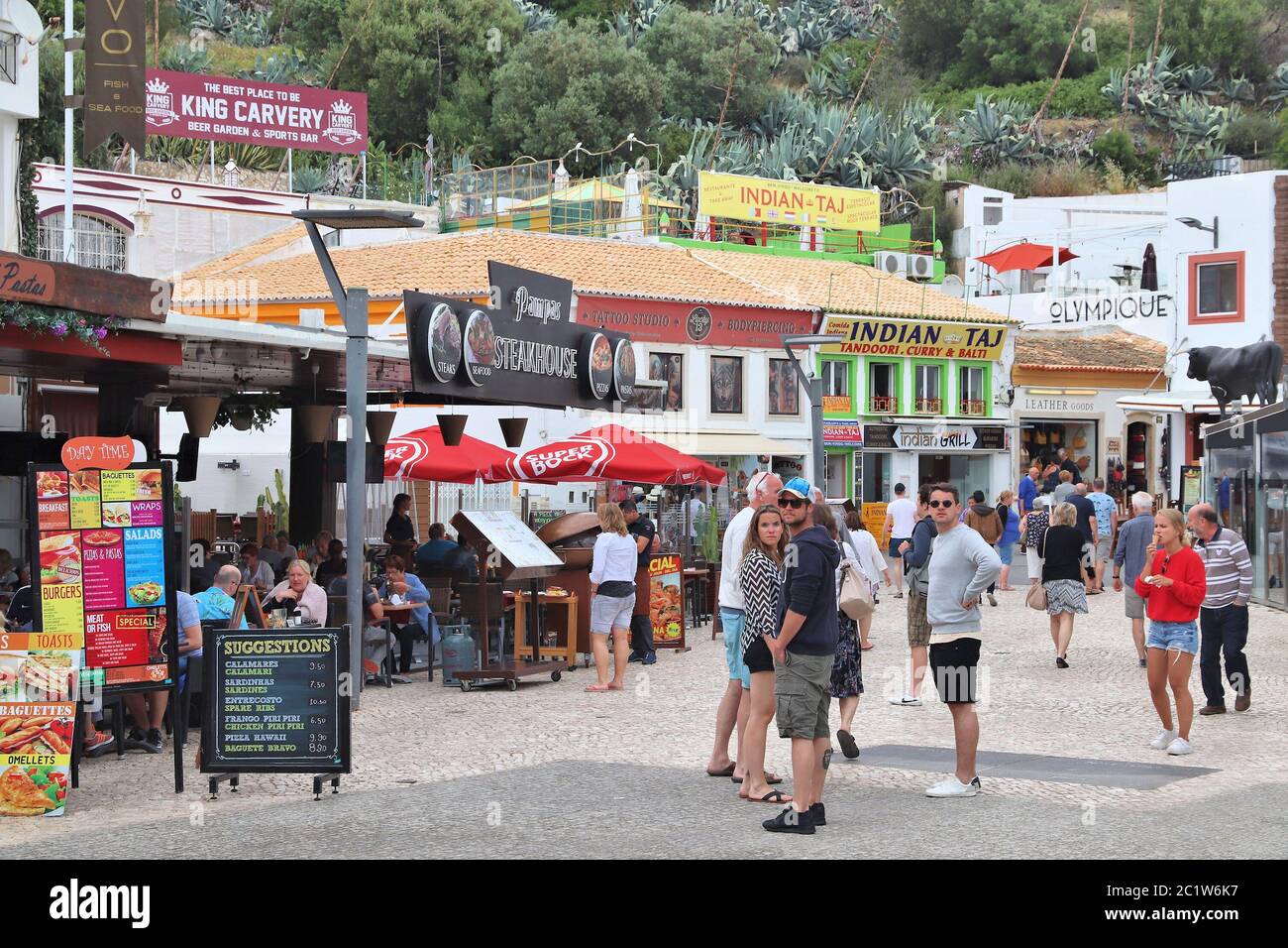 ALBUFEIRA, PORTUGAL - 30 MAI 2018 : Les gens visiter le centre-ville d'Albufeira, Portugal. La ville est une destination touristique populaire et qu'elle a un billet de pop Banque D'Images