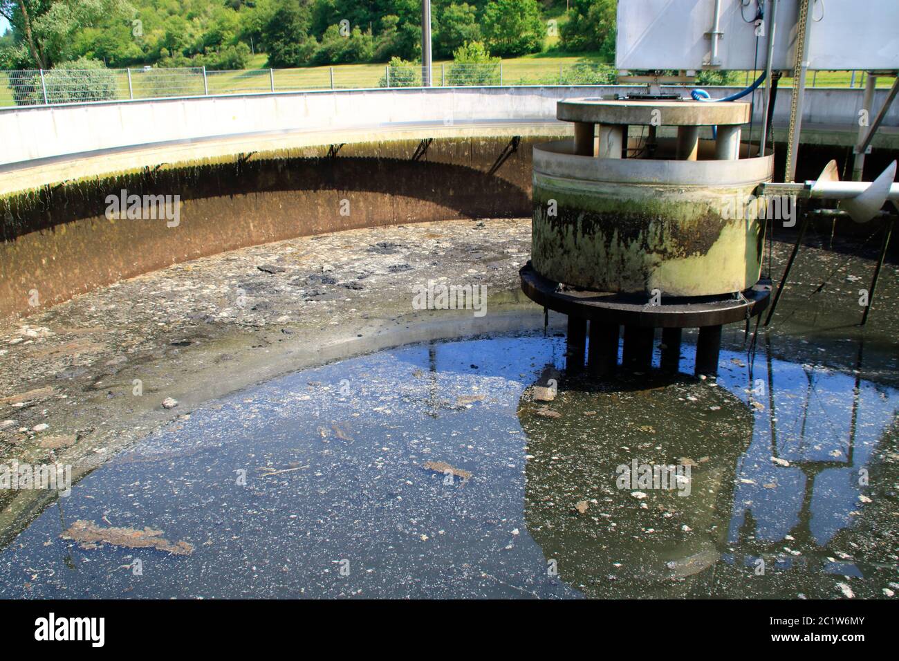 Vue dans un second clarificateur dans lequel l'eau a été pompée à des fins de nettoyage Banque D'Images