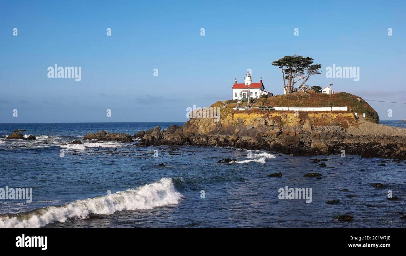 Large vue sur le phare à Crescent City le long de la côte de la Californie du nord Banque D'Images
