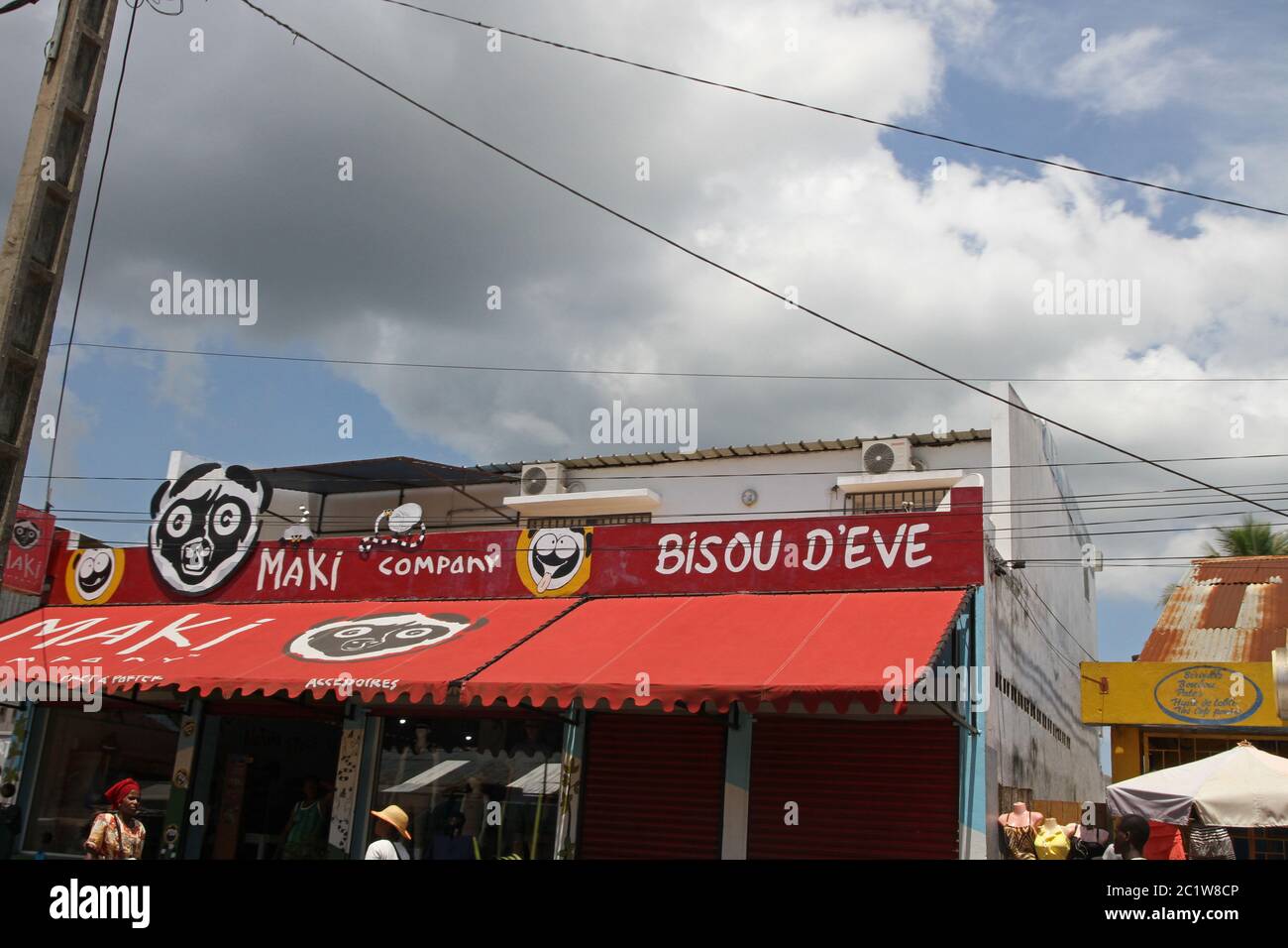 Entrée principale du magasin de vêtements de la Société Maki, Andoany/Hell-ville, Nosy Be, Madagascar. Banque D'Images