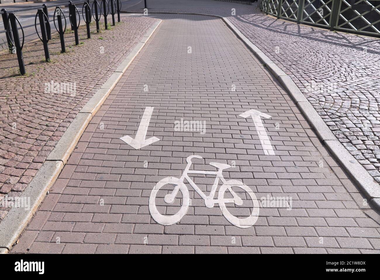 Piste cyclable à Göteborg, Suède. Infrastructure de transport de vélo. Pavage de blocs de béton. Banque D'Images