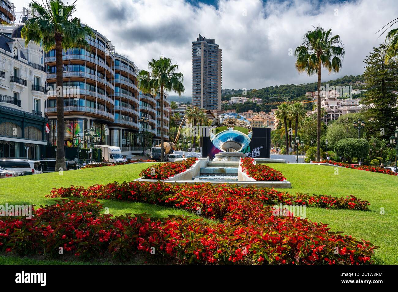 Monte Carlo, Monaco - 13 juin 2019 : place du Casino à Monaco, jardin avec lot s de fleurs et sphère miroir. Banque D'Images