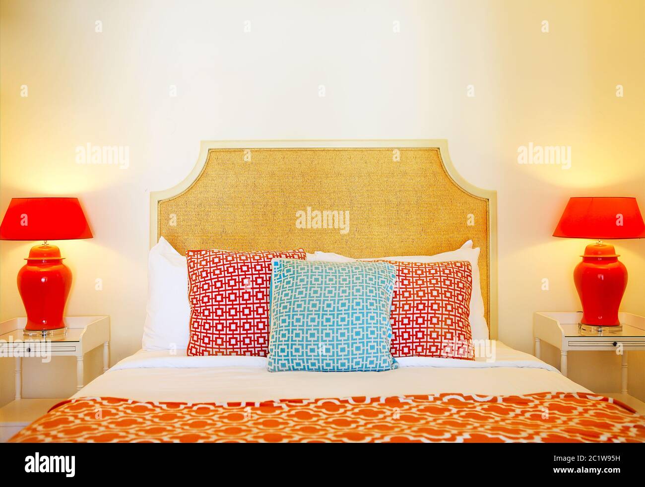 Oreillers confortables sur décoration lit dans l'hôtel bed room