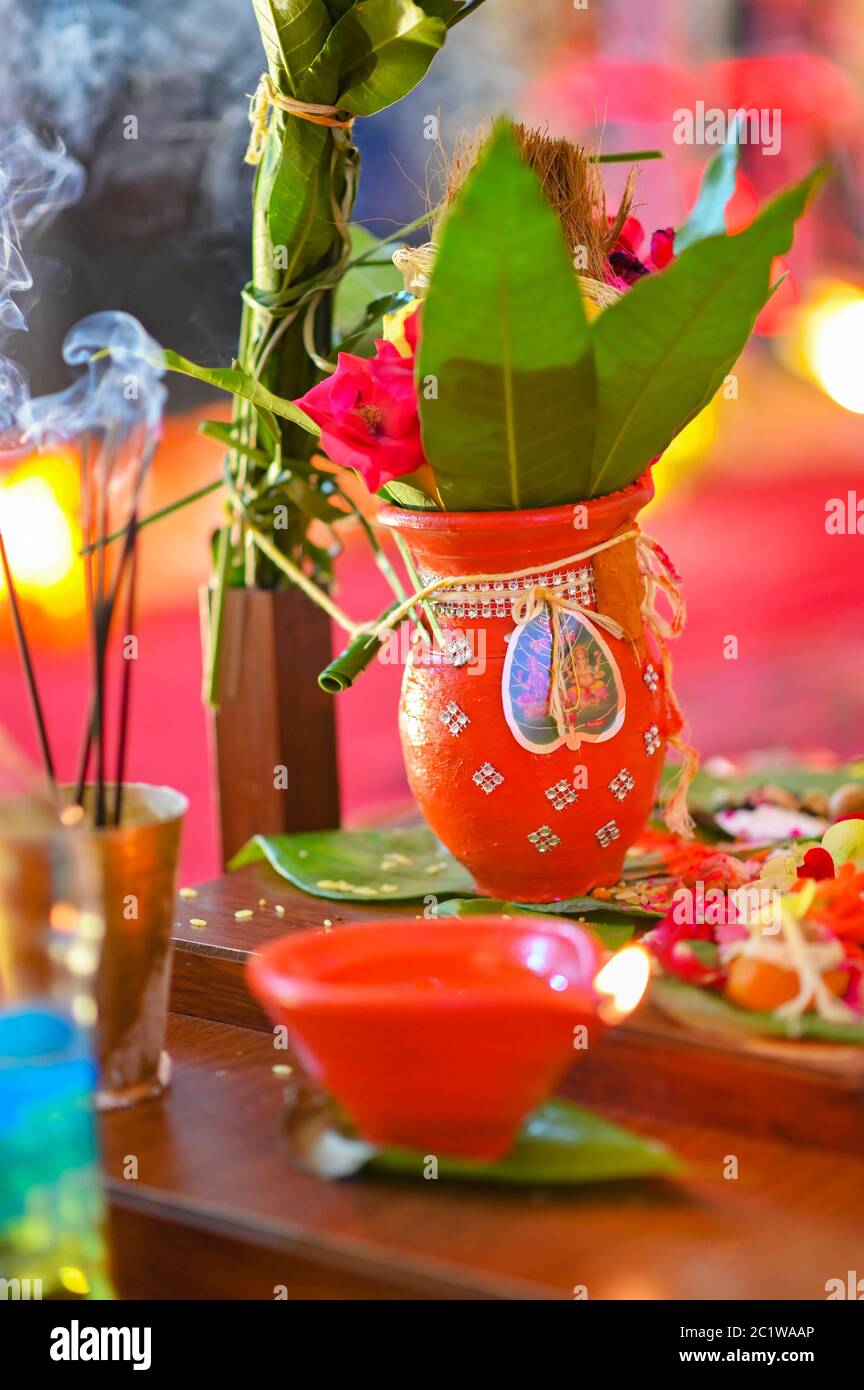 Pot en terre cuite décoré lors d'une cérémonie de mariage hindoue Banque D'Images