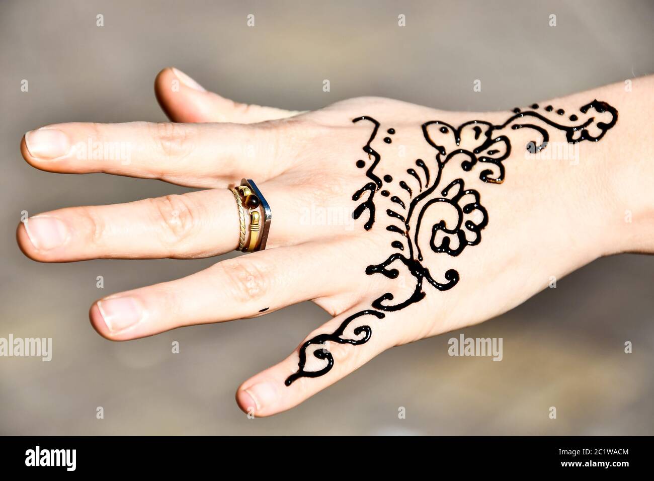 Tatoo henné et part avec l'anneau, photo comme arrière-plan Banque D'Images