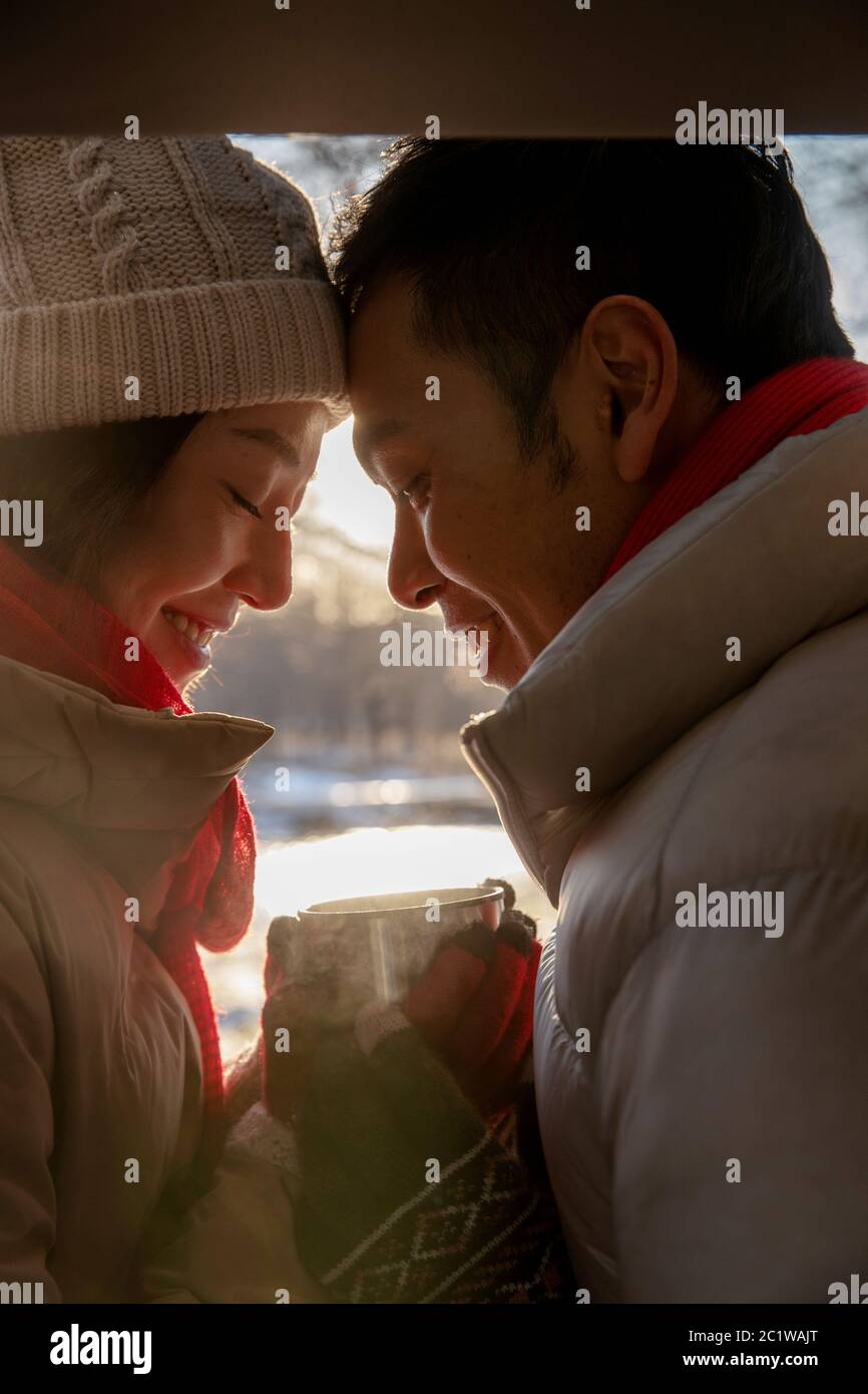 Assis dans la voiture à côté des jeunes couples Banque D'Images