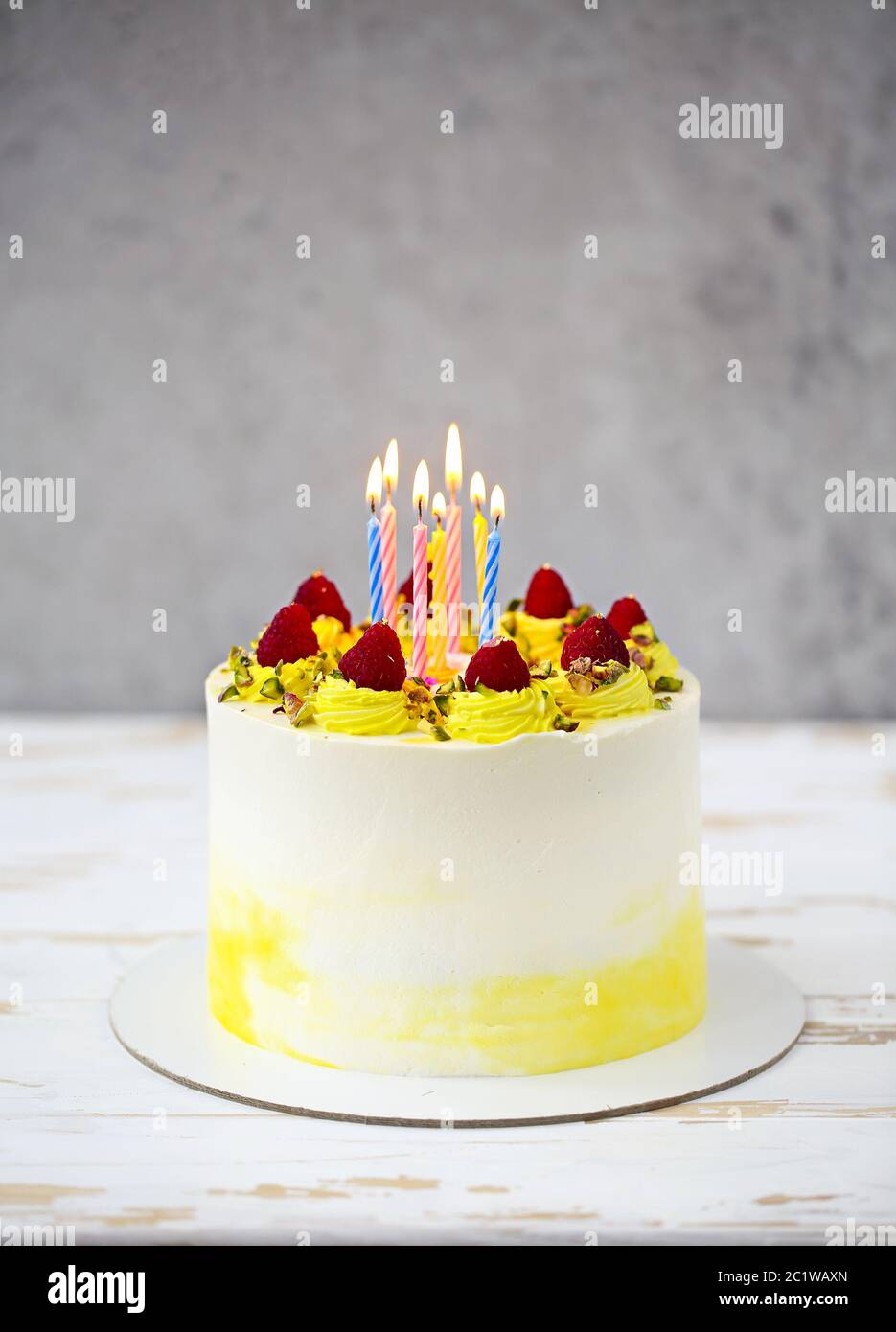Magnifique Gateau D Anniversaire Avec Mascarpone Decore De Framboise Photo Stock Alamy