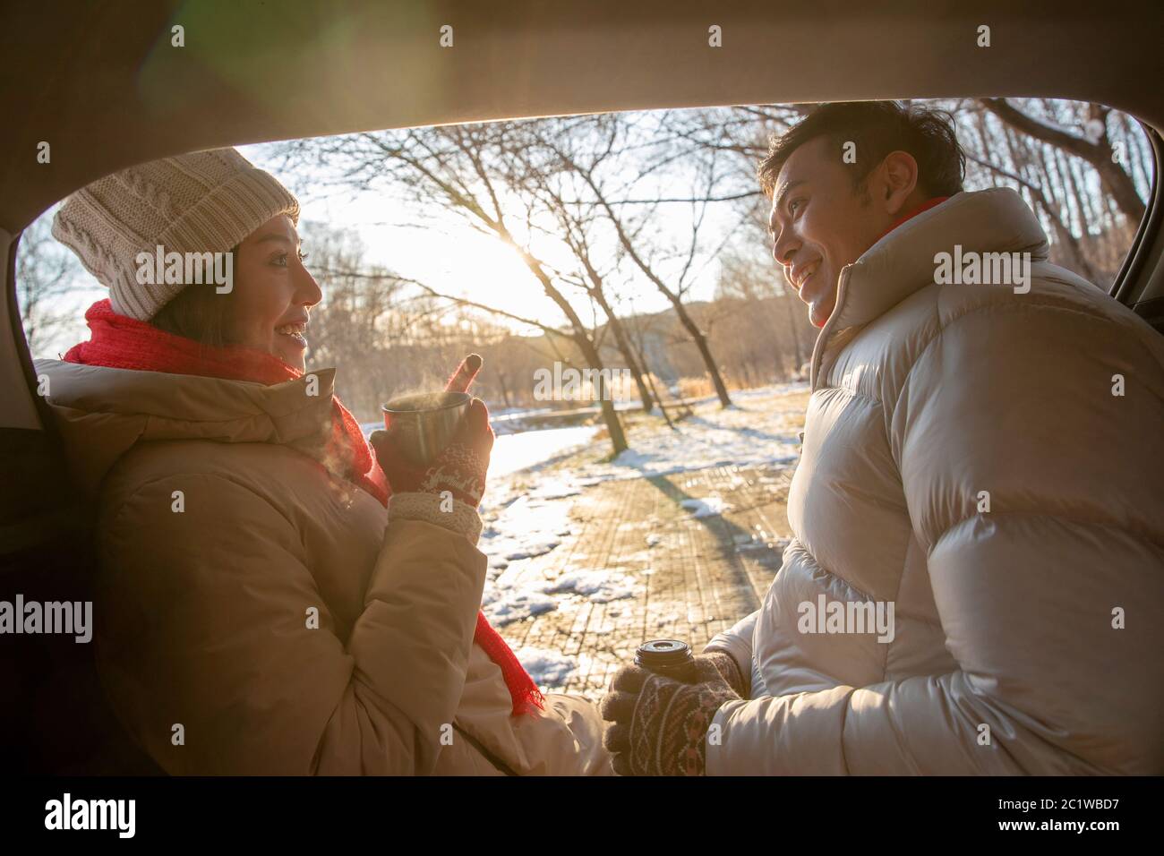 Assis dans la voiture à côté des jeunes couples Banque D'Images