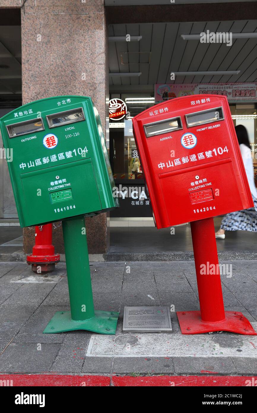 TAIPEI, TAIWAN - Le 4 décembre 2018 : les boîtes aux lettres refoulées pendant le typhon à Taipei, Taiwan. Les boîtes aux lettres sont un point de repère local. Banque D'Images