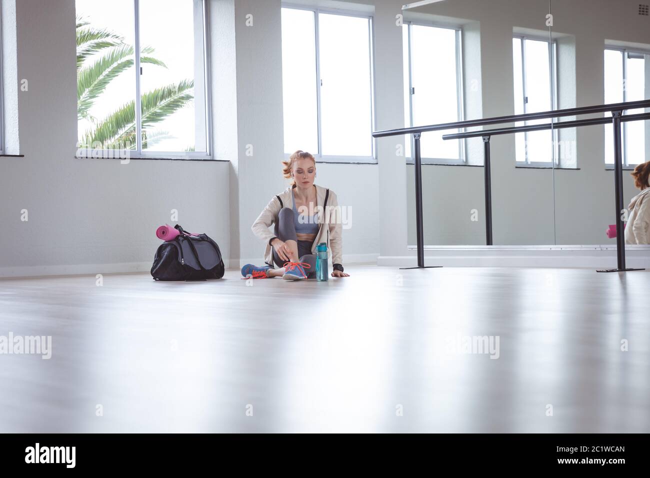 Danseuse de ballet caucasienne assise sur le sol Banque D'Images