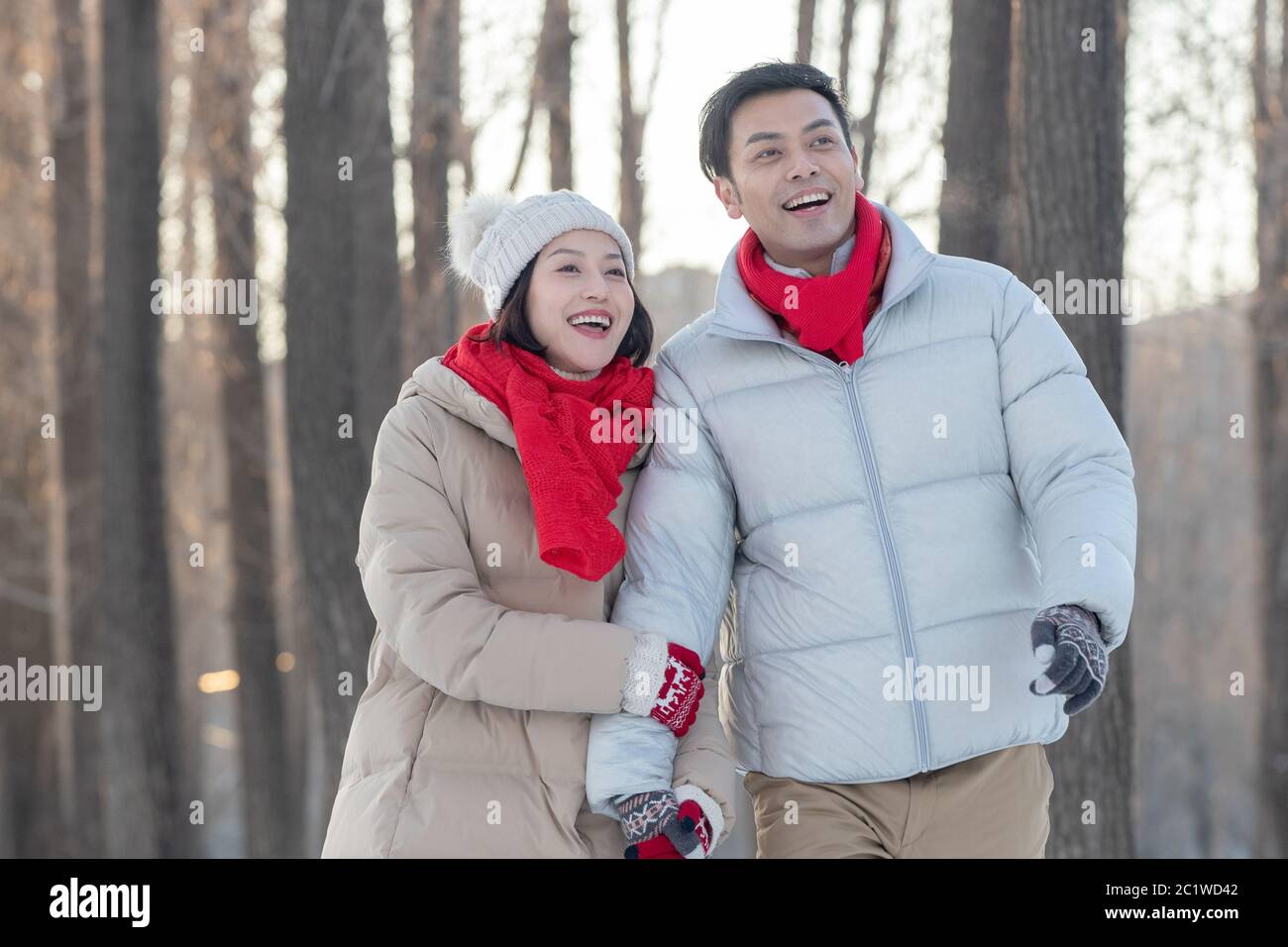 Le jeune couple marchant sur la neige Banque D'Images