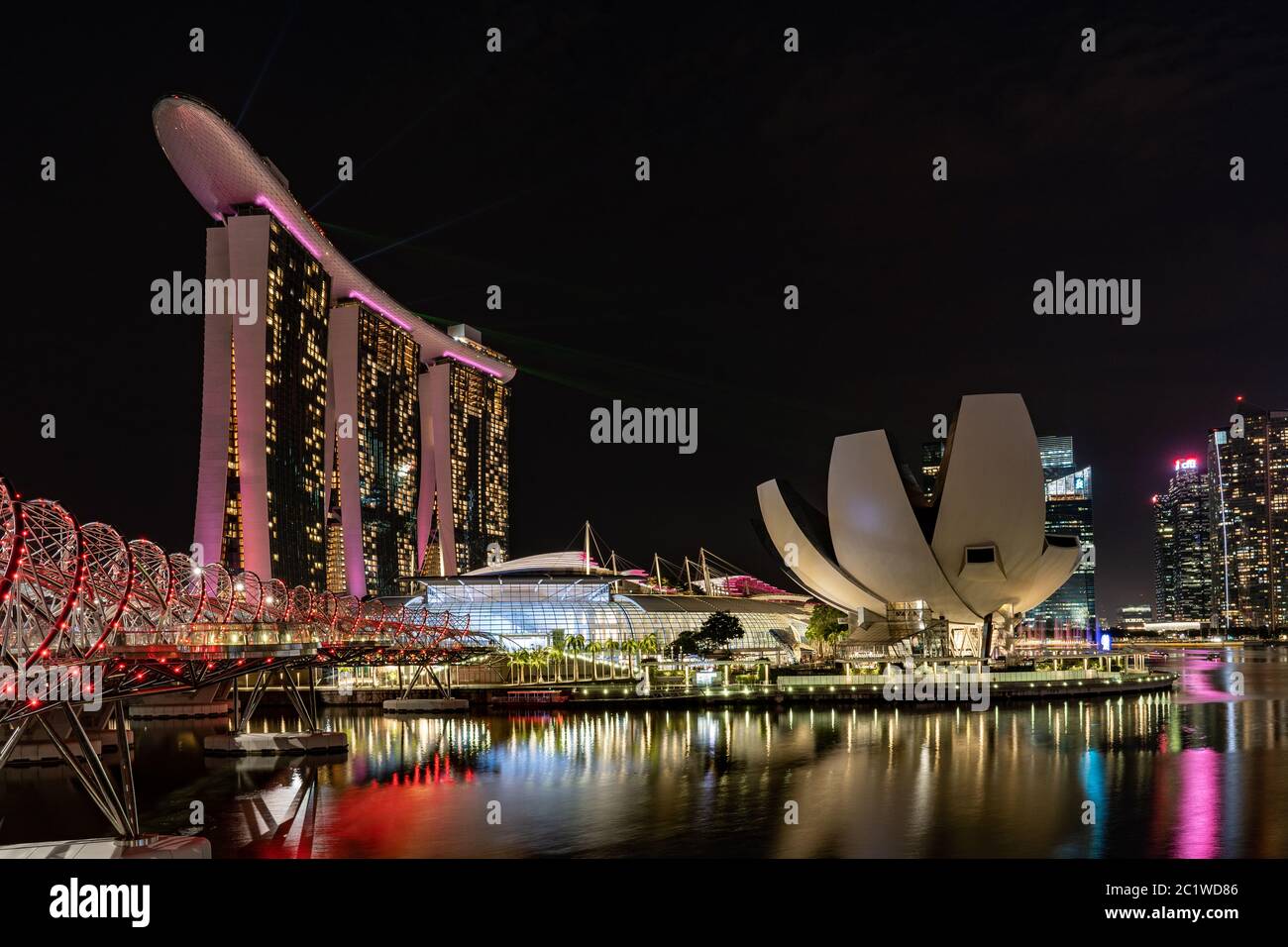 Photos de la Marina Bay à Singapour sous le soleil et de nuit Banque D'Images