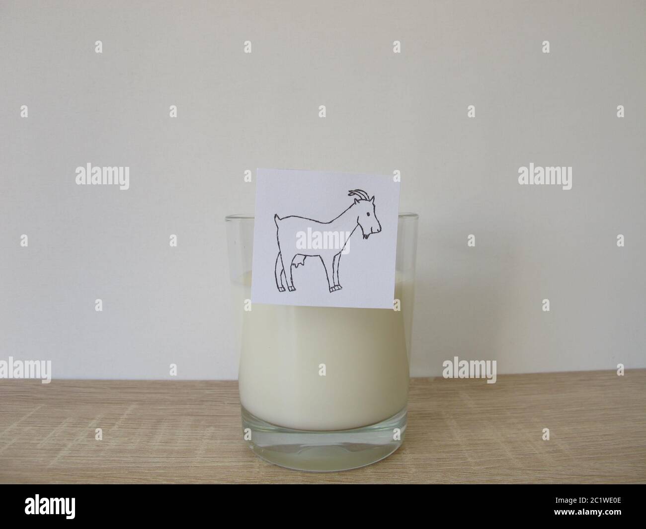 Un verre de lait de chèvre frais Banque D'Images