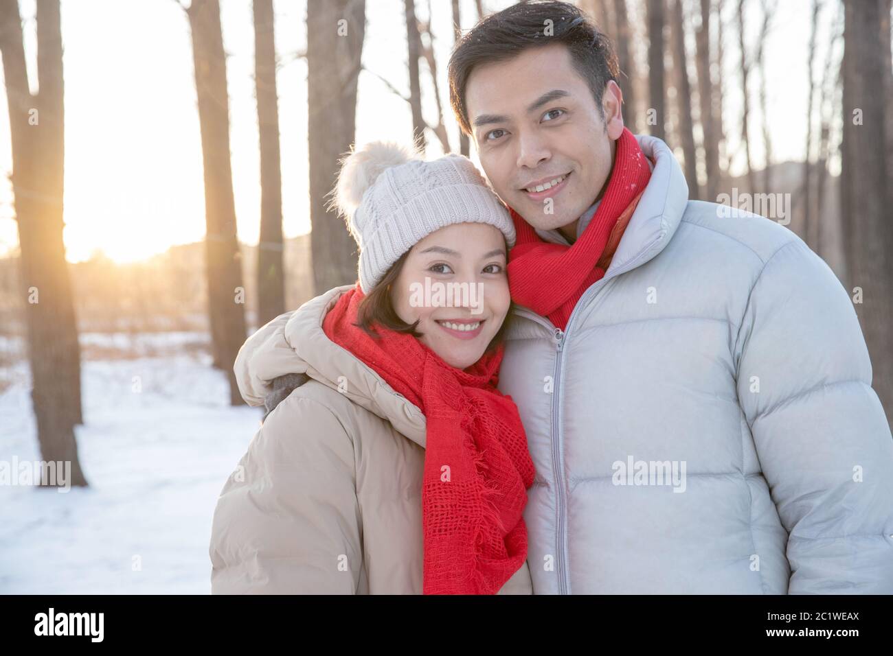 Le jeune couple sur la neige Banque D'Images