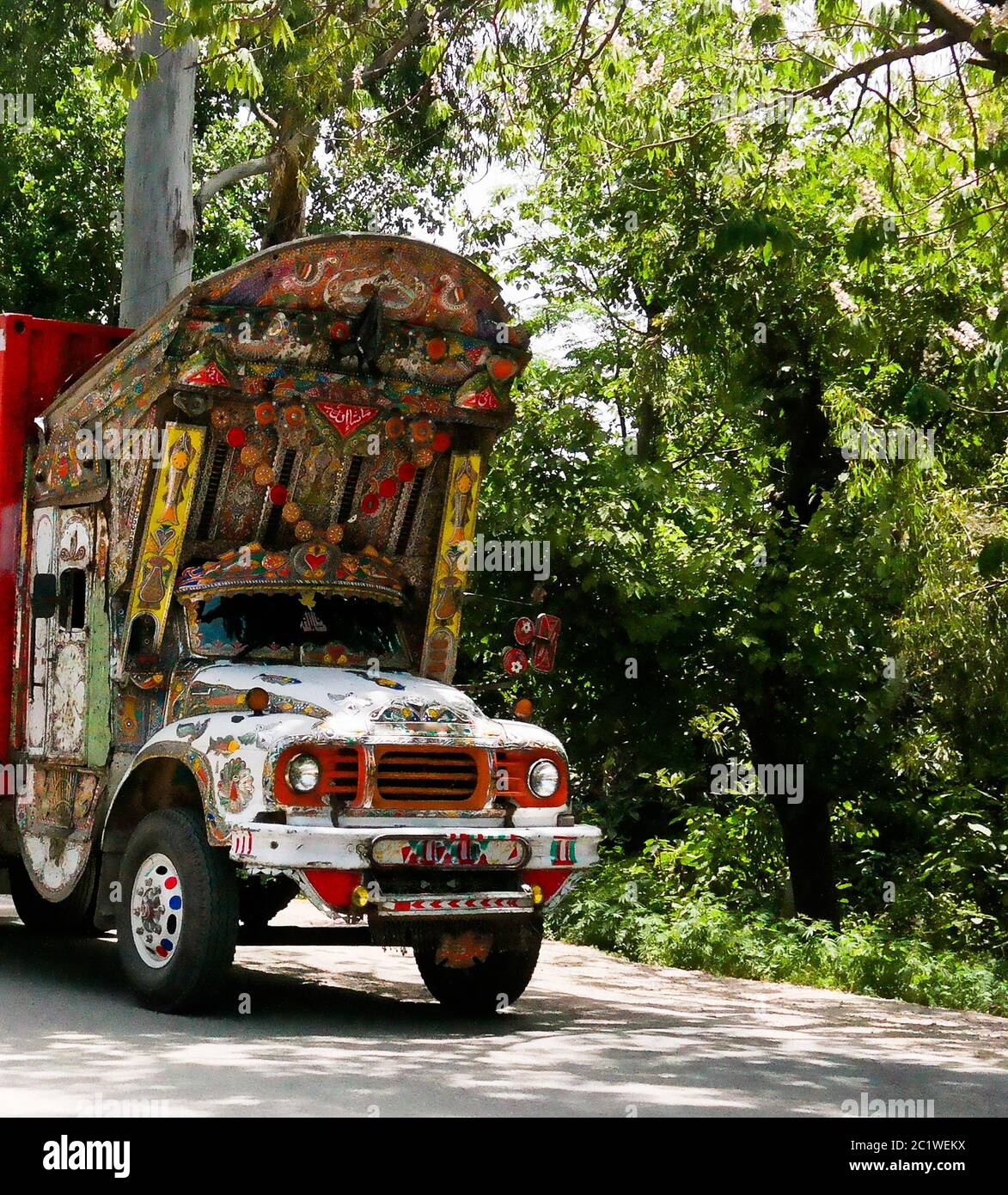 Camion décoré sur la route de l'autoroute Karakoram, Pakistan Banque D'Images