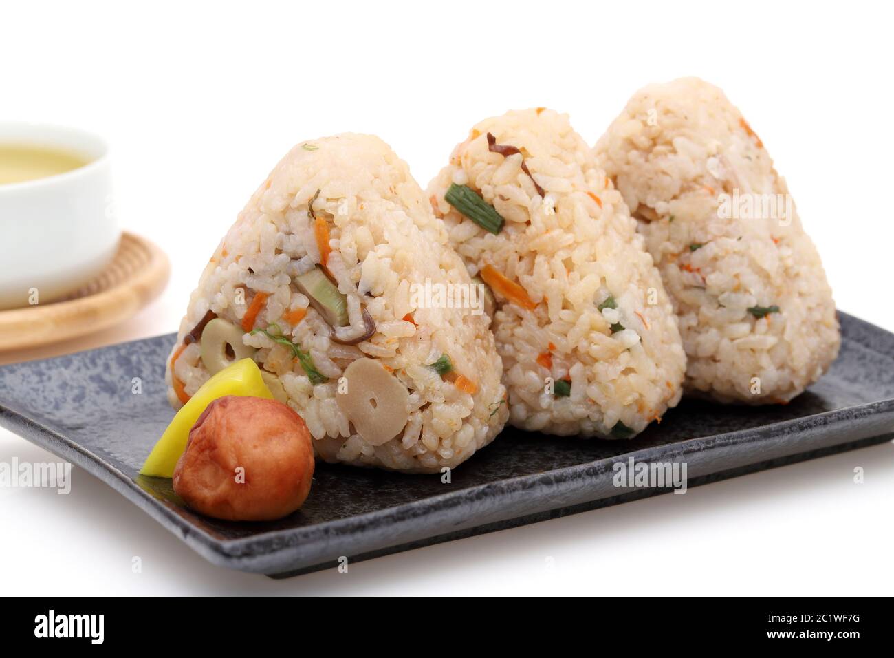 Onigiri, la nourriture Japonaise, balle de riz japonais, riz triangle avec Takikomigohan Banque D'Images