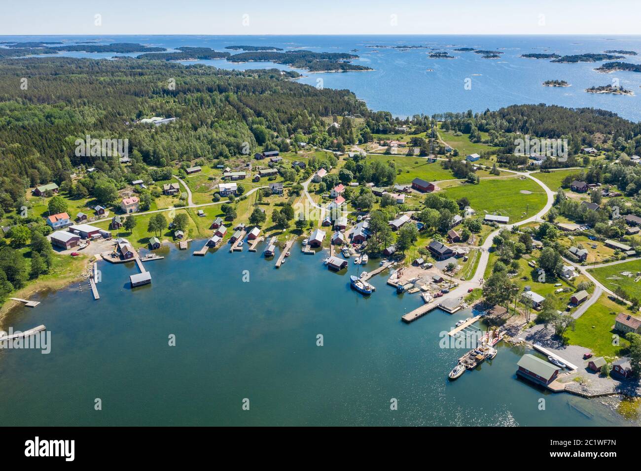Vue aérienne du village de Rosala en été dans l'archipel sud de la Finlande Banque D'Images