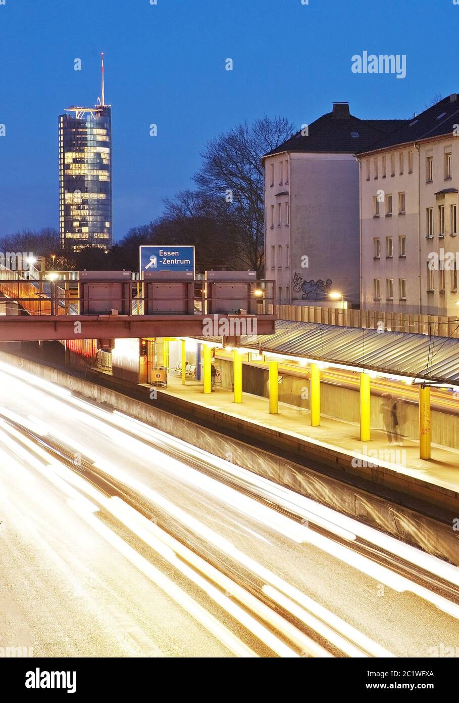 Autoroute A40 directement au quartier résidentiel de maisons dans la soirée, Essen, Ruhr, Allemagne, Europe Banque D'Images