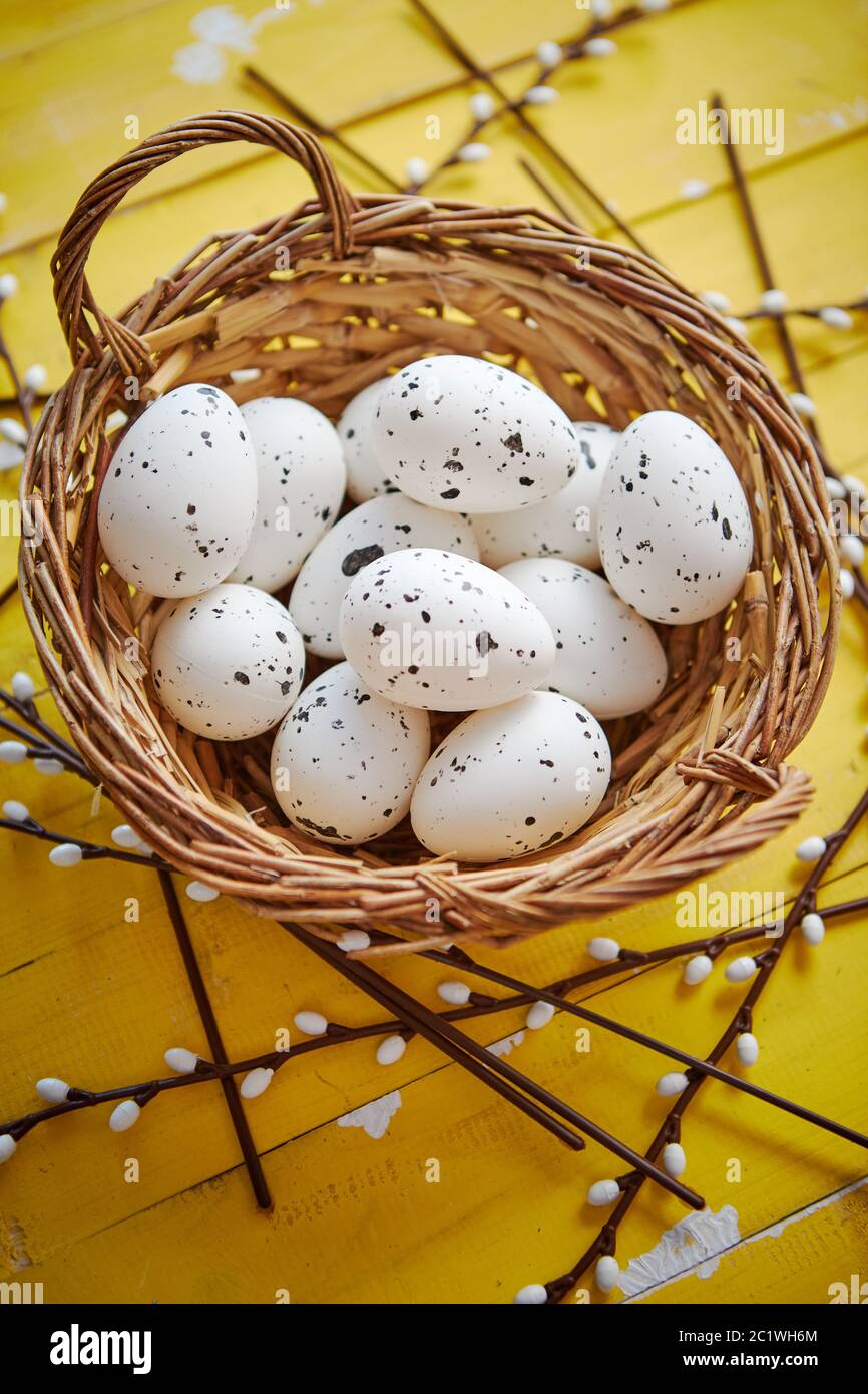 Poulet entier oeufs dans brown panier en osier. Le concept de vacances de Pâques Banque D'Images