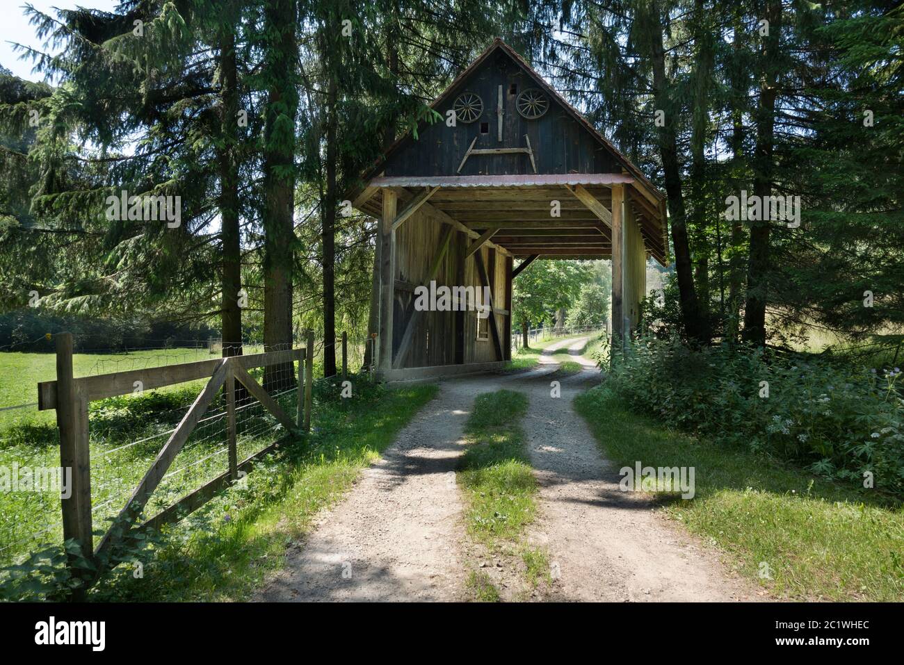 Ancien pont en bois couvert - Pont Barbara avec sentier de randonnée au bout du Schlichhemklamm près d'Eppendorf dans la Forêt Noire, en Allemagne Banque D'Images