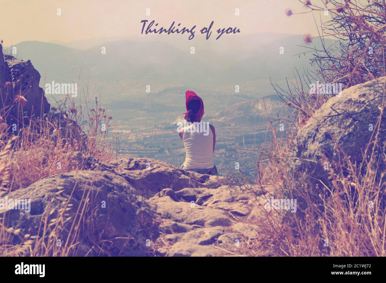 Citation Typographique Inspirante Vous Attendant Photo Vintage De La Jeune Femme Solitaire Assise Sur La Montagne Vue Arriere Photo Stock Alamy