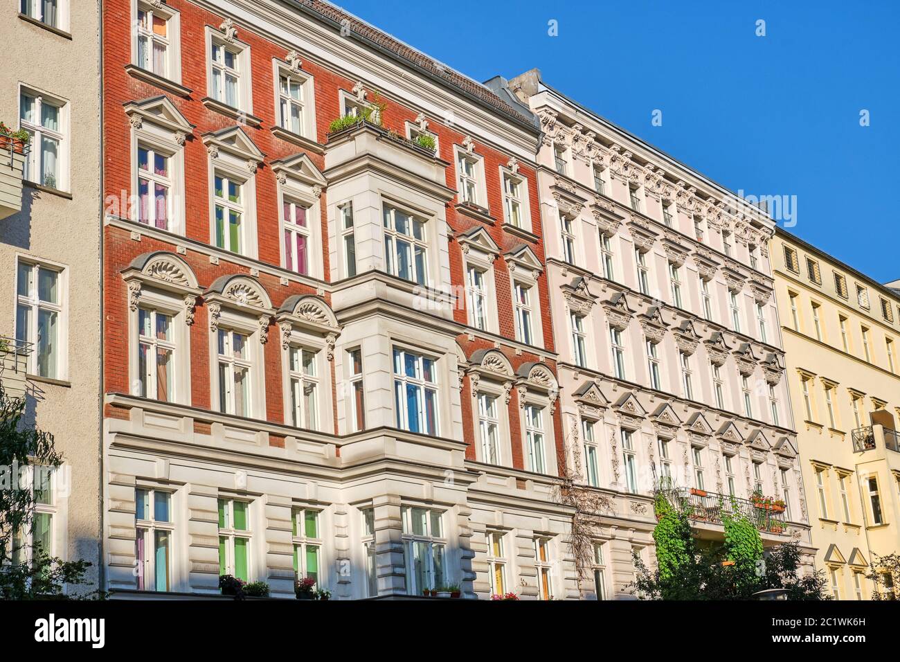 Vue avant du vieil appartement rénové certains bâtiments vus à Berlin, Allemagne Banque D'Images