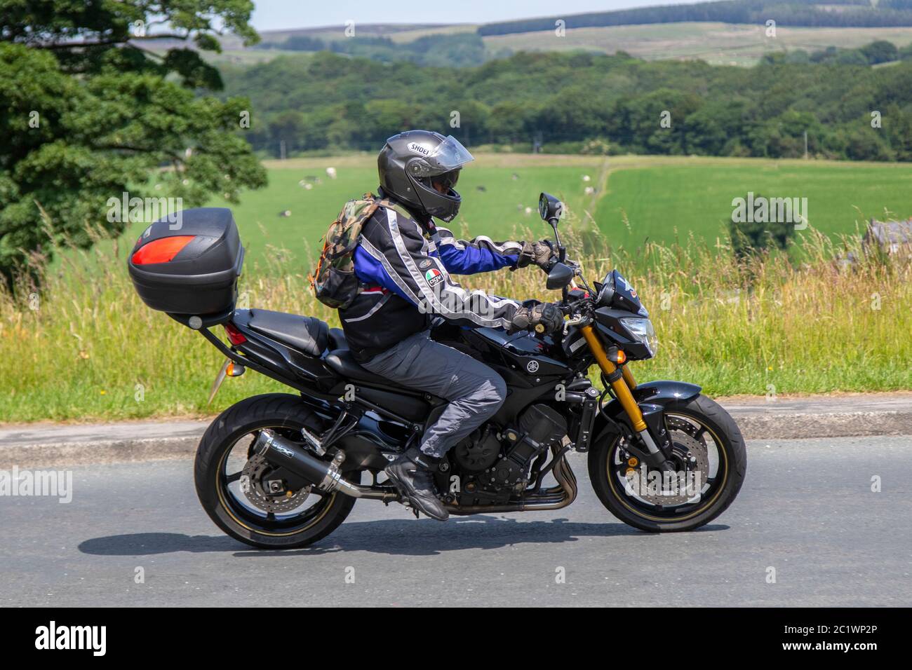 2011 Yamaha FZ8; motard; deux véhicules à roues, motos, véhicules, routes, motos, motards motorisés à Chorley, Royaume-Uni Banque D'Images