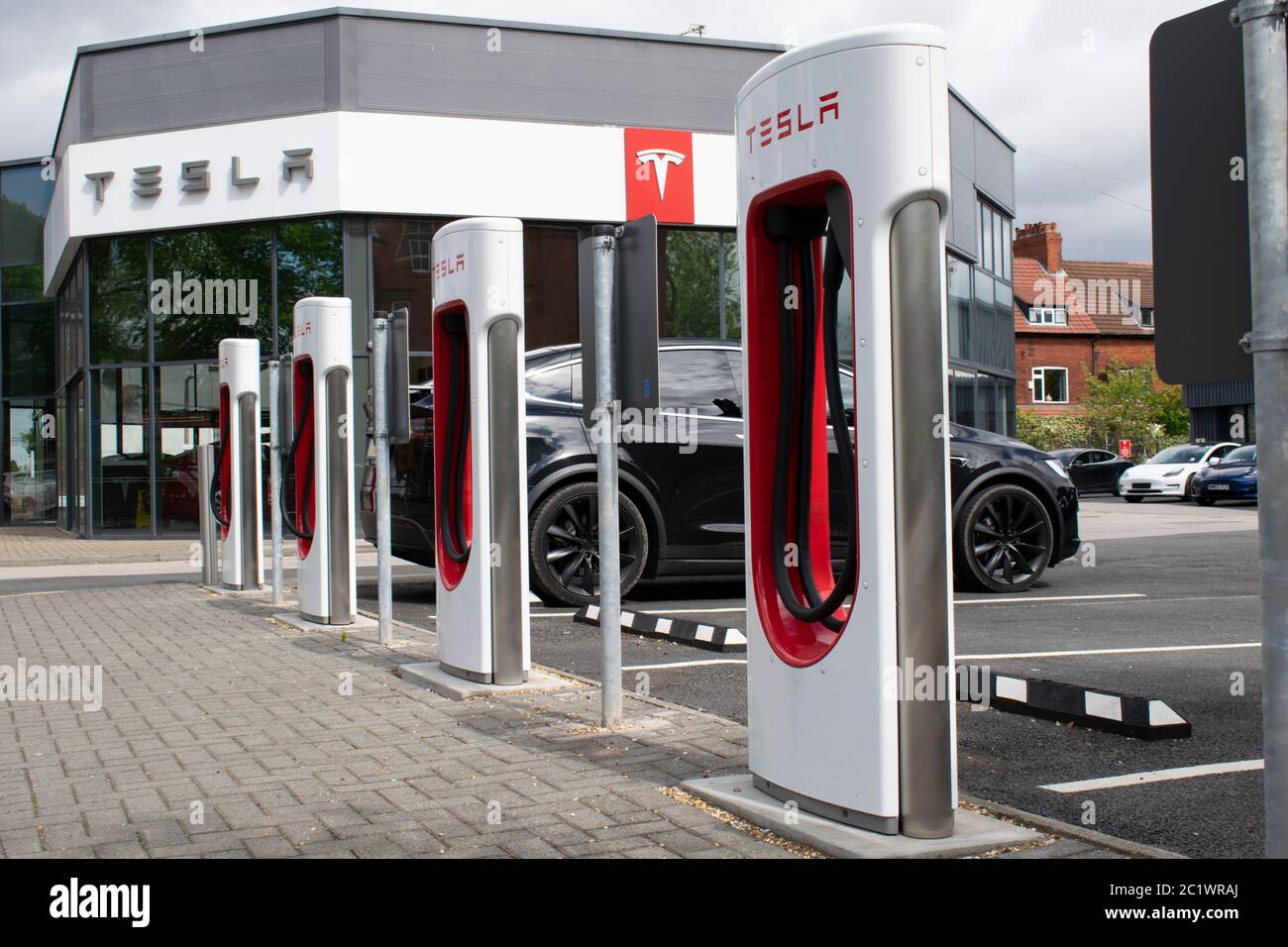 Salle d'exposition et garage de service de Tesla Heaton Chapel A6 avec voiture garée à la station de charge Banque D'Images