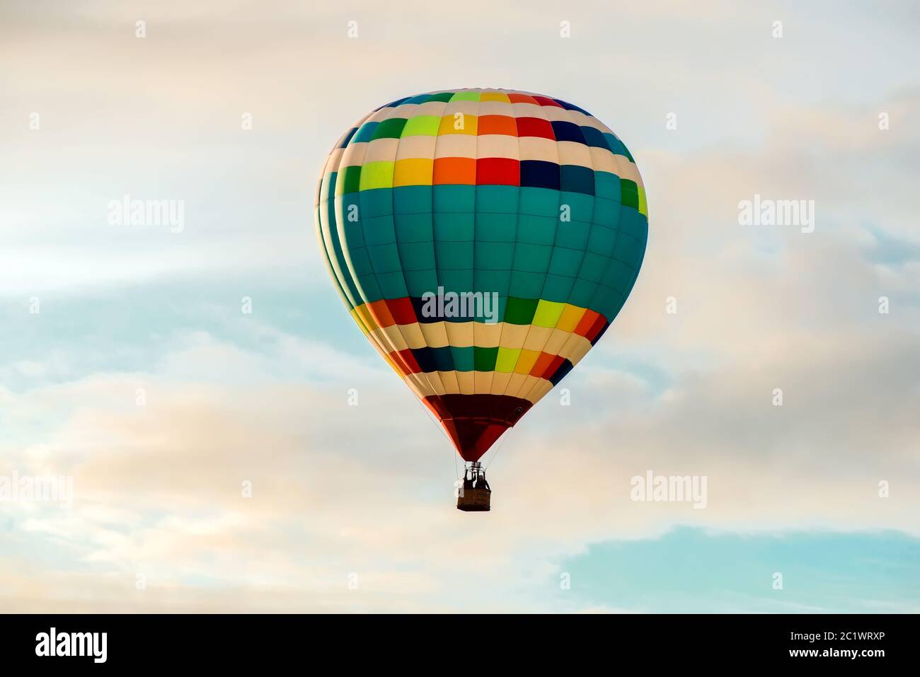 Ballon d'air chaud coloré, grand vol contre le ciel nuageux Banque D'Images