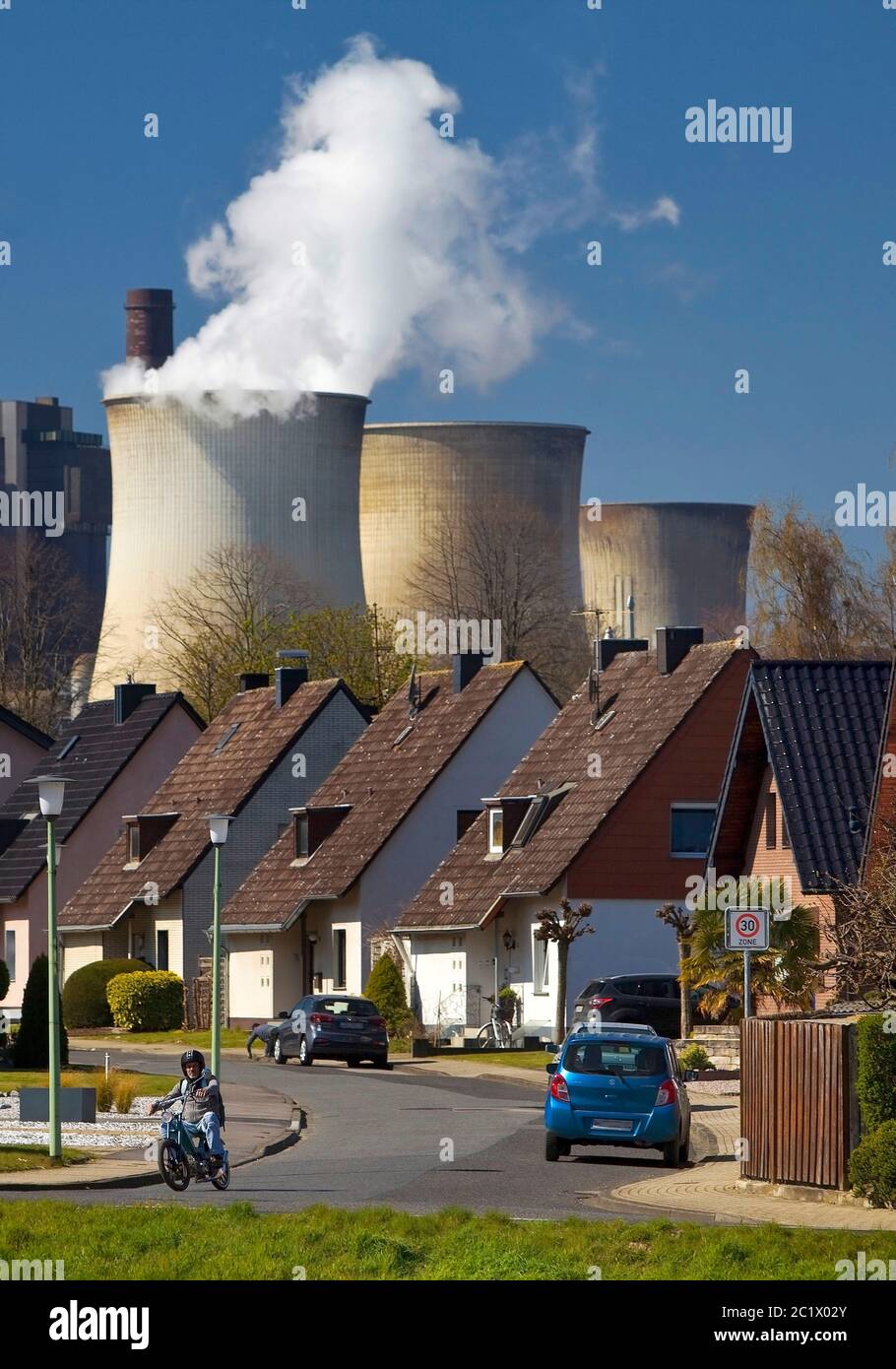 Maisons en face de la centrale au charbon RWE Weisweiler, Allemagne, Rhénanie-du-Nord-Westphalie, Inden Banque D'Images