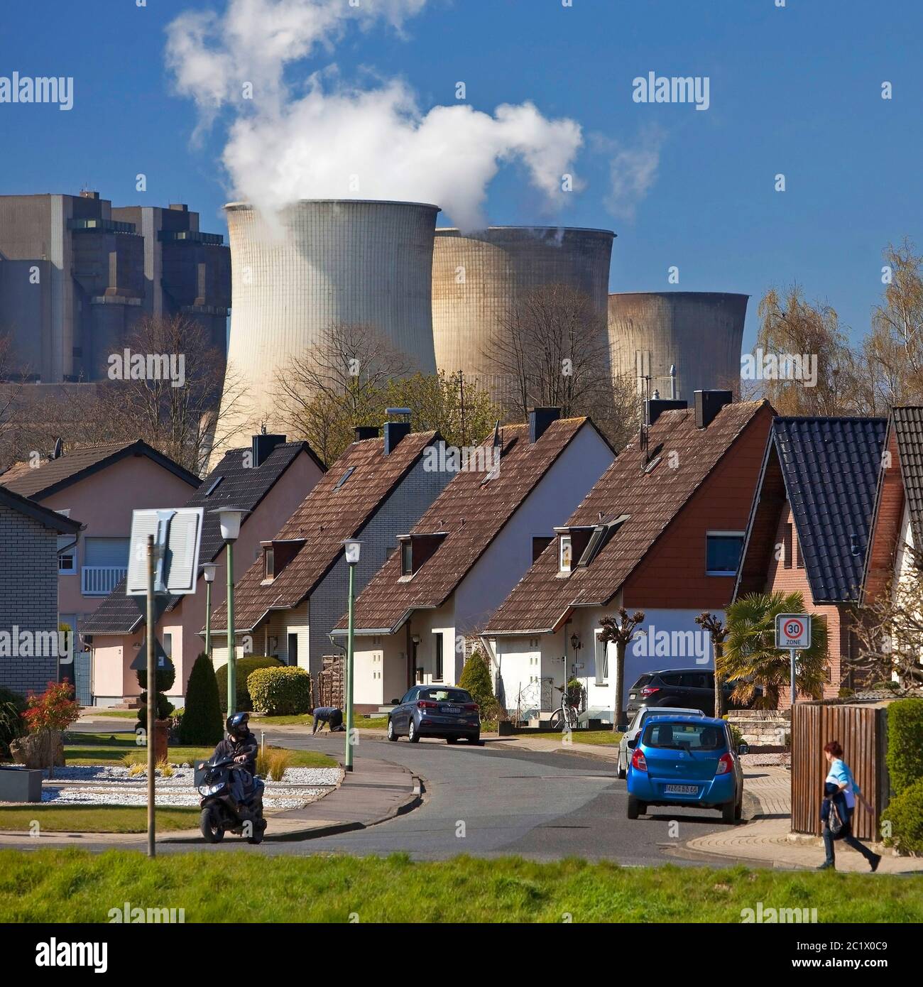 Maisons en face de la centrale au charbon RWE Weisweiler, Allemagne, Rhénanie-du-Nord-Westphalie, Inden Banque D'Images