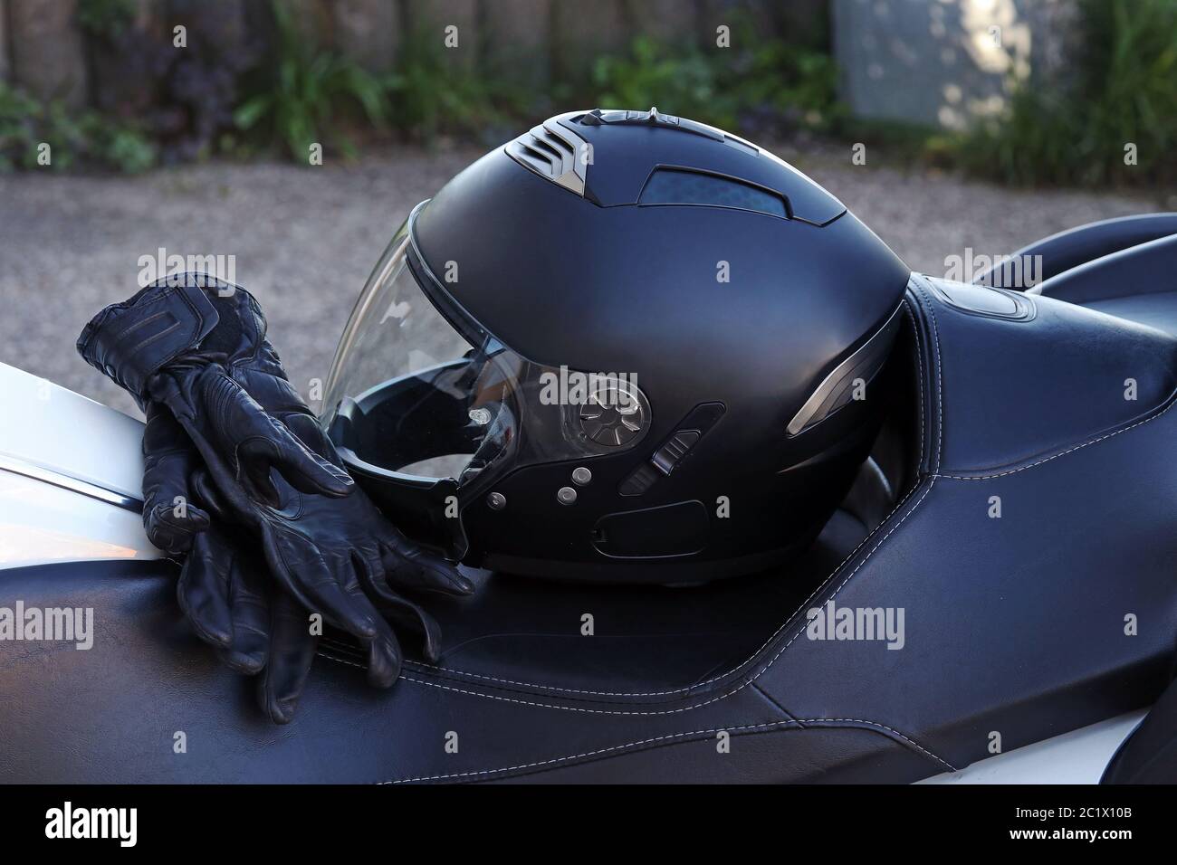 Vêtements de protection pour la conduite d'une moto. Le casque et les gants de moto constituent une protection importante. Banque D'Images