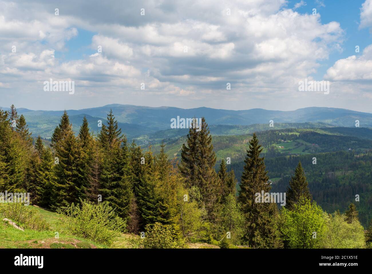 Paysage de montagnes de Beskid Slaski depuis la colline de Wielki Stozek à polonais - frontières tchèques pendant la belle journée de printemps Banque D'Images