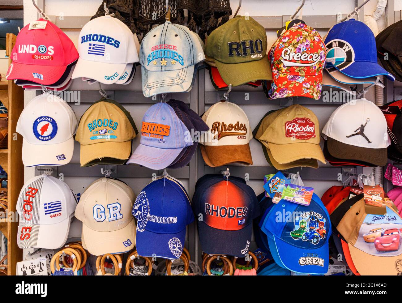 Chapeaux à vendre dans une boutique de souvenirs à Rhodes, Dodécanèse,  Grèce Photo Stock - Alamy