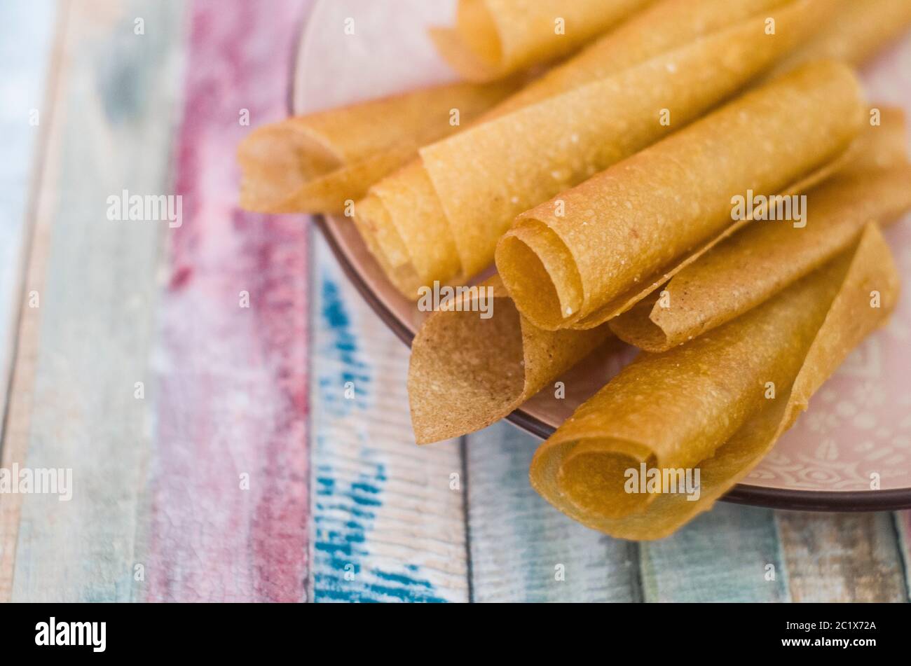 Pastille de fruits pure et douce. Bonbons naturels à base de fruits et baies séchés. La douceur utile est la pastille, les chips de fruits. Nutrition diététique de vitamine. Végétalien F Banque D'Images