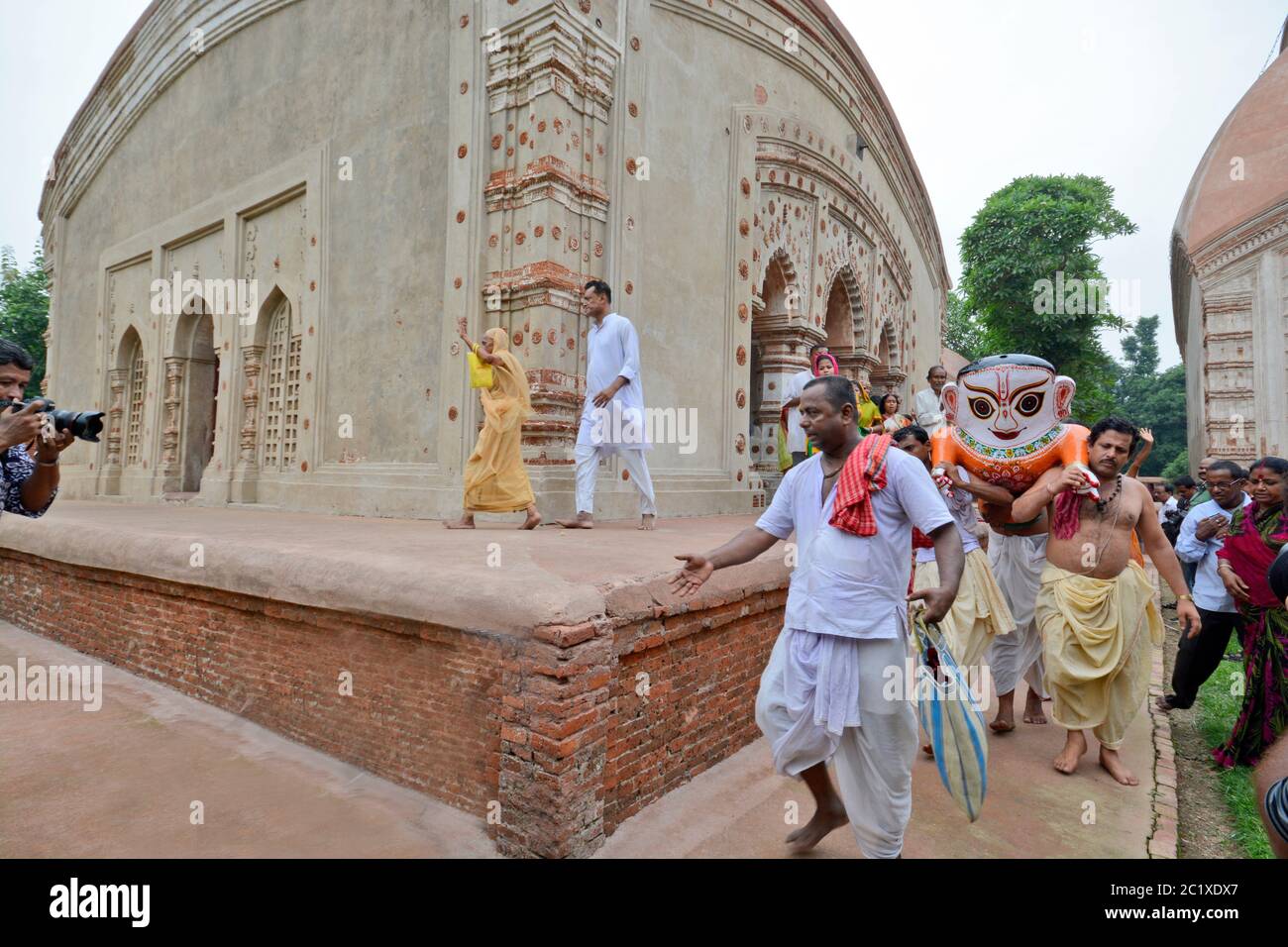 Le prêtre hindou porte l'idole du seigneur Balabhadra au char pendant le parcours de char de Rath Yatra de Jagannatha Festival à Guptipara, à environ 90 km Banque D'Images