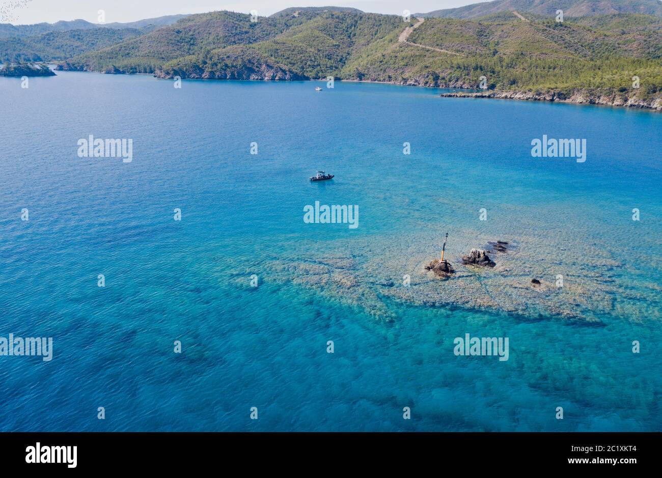 Vue aérienne de la scène côtière depuis la zone de protection marine de la baie de Gokova Marmaris Turquie Banque D'Images