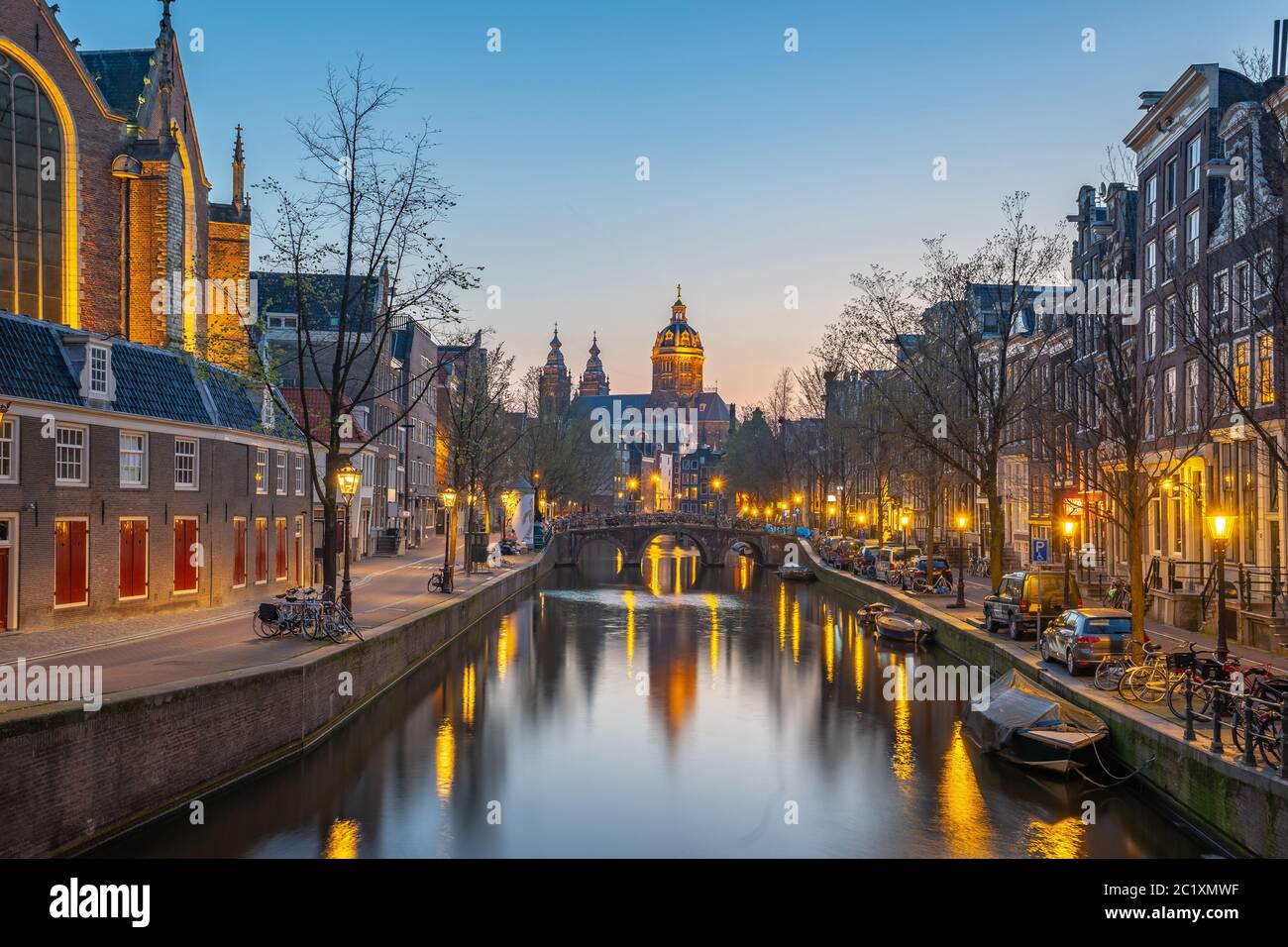 Église Saint-Nicolas dans la ville d'Amsterdam la nuit Banque D'Images