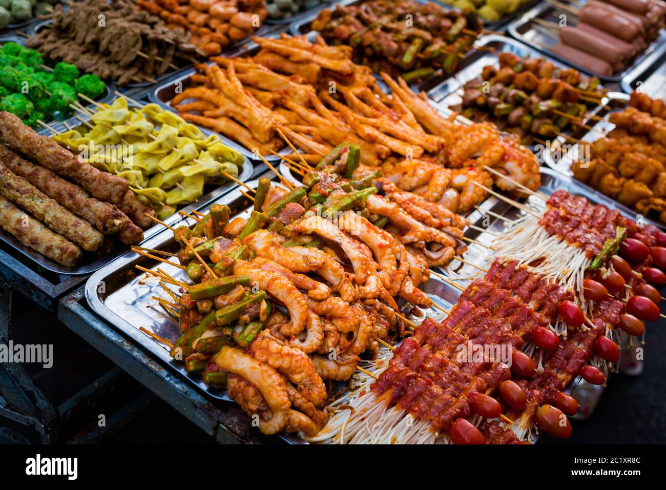 Délicieux repas sur le marché nocturne coloré Tay do. CAN Tho, Vietnam. Marché vietnamien cousine local. Banque D'Images