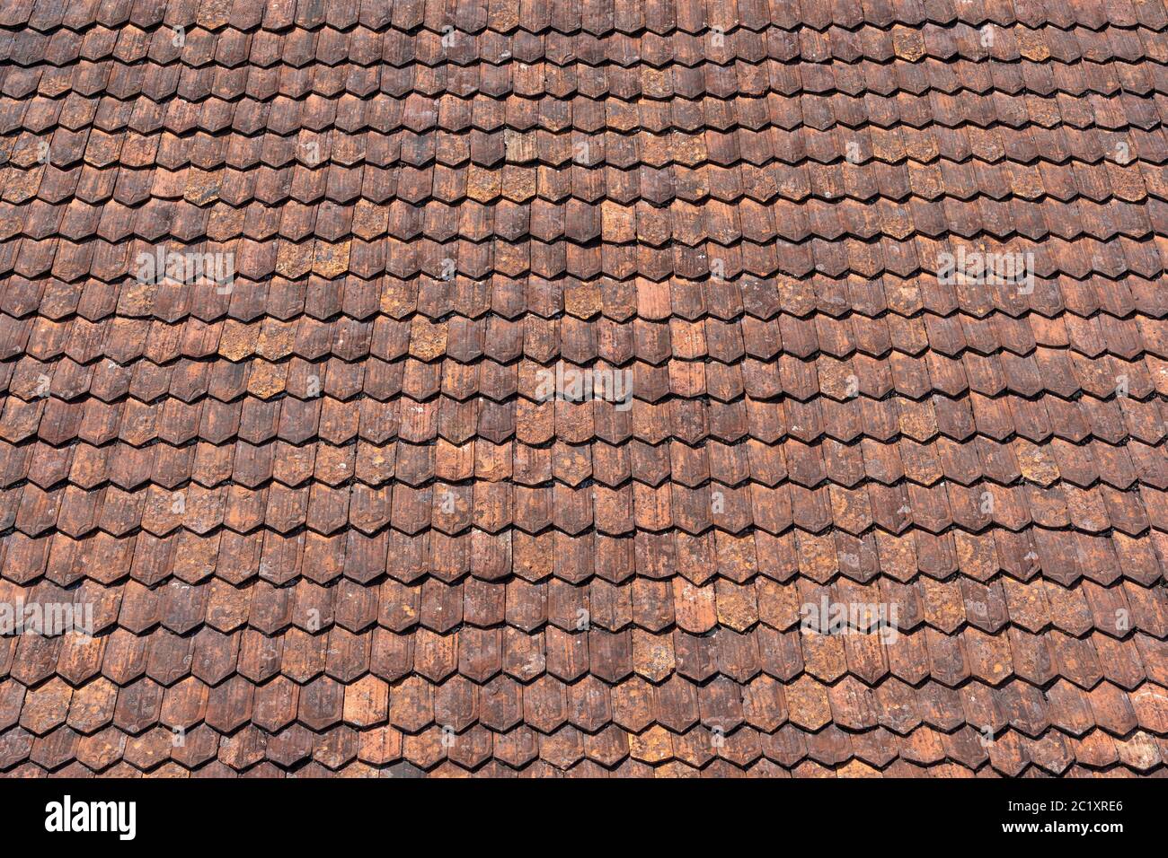 Détail d'une surface de toit faite de vieux tuiles de toit brun rouge Banque D'Images