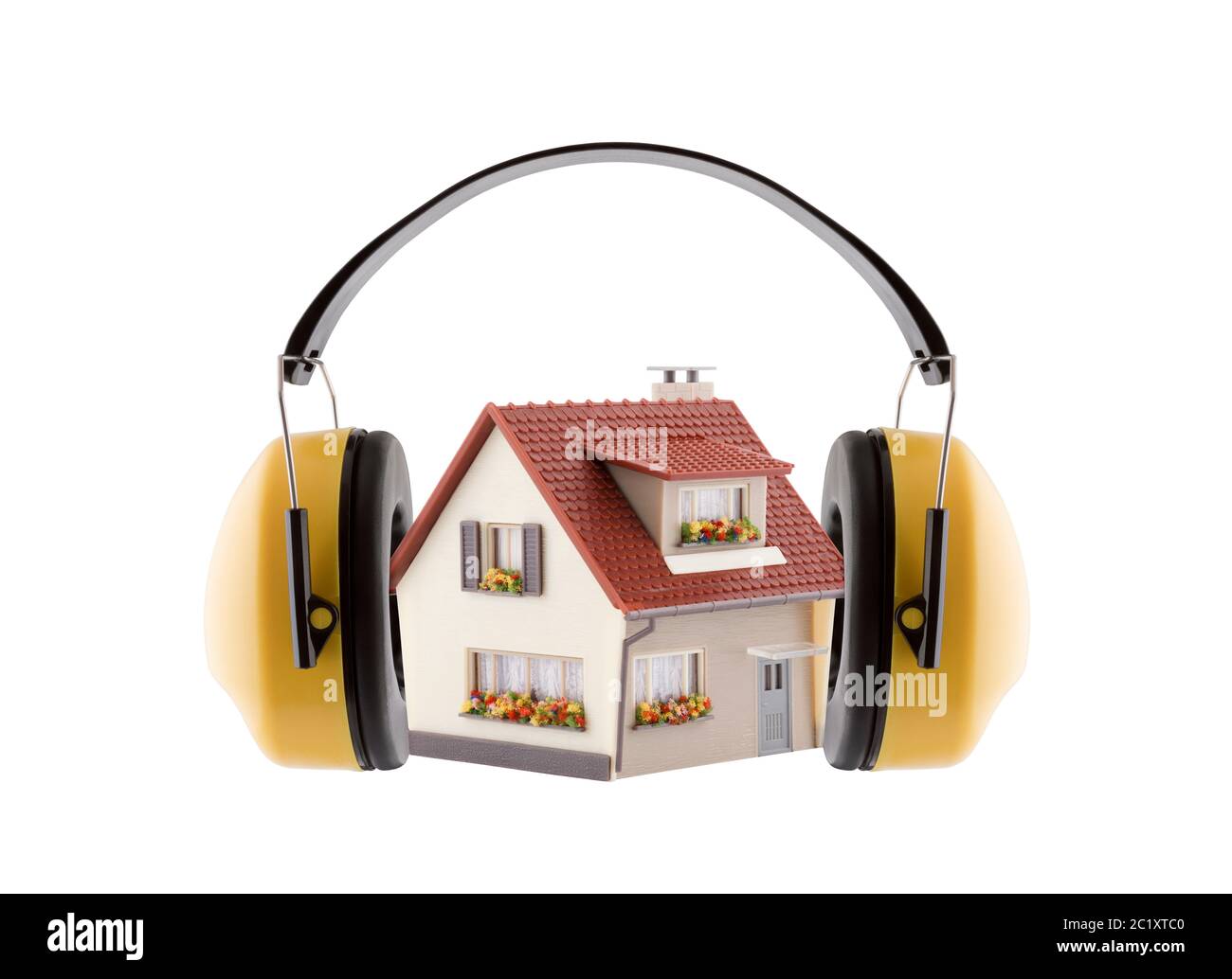 Protection contre le bruit. Protection de l'ouïe avec cache-oreilles jaune miniature maison isolé sur fond blanc Banque D'Images