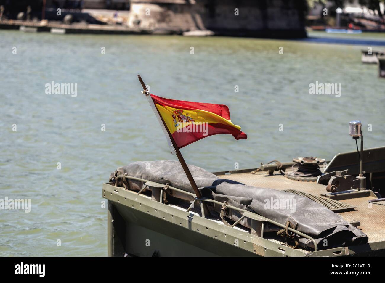 Drapeau espagnol agitant sur un bateau lors de l'exposition de la Journée des forces armées espagnoles à Séville, Espagne Banque D'Images