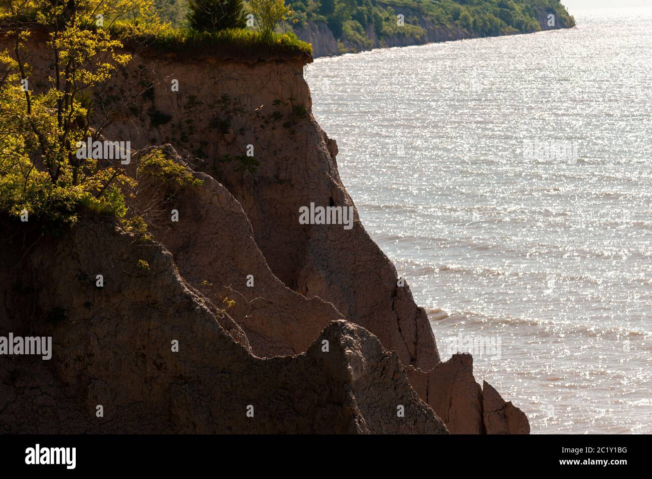 Images en couleur représentant le rivage du lac Érié le long du comté d'Elgin, en Ontario, au Canada, montrant des signes d'érosion naturelle des falaises de sable. Banque D'Images