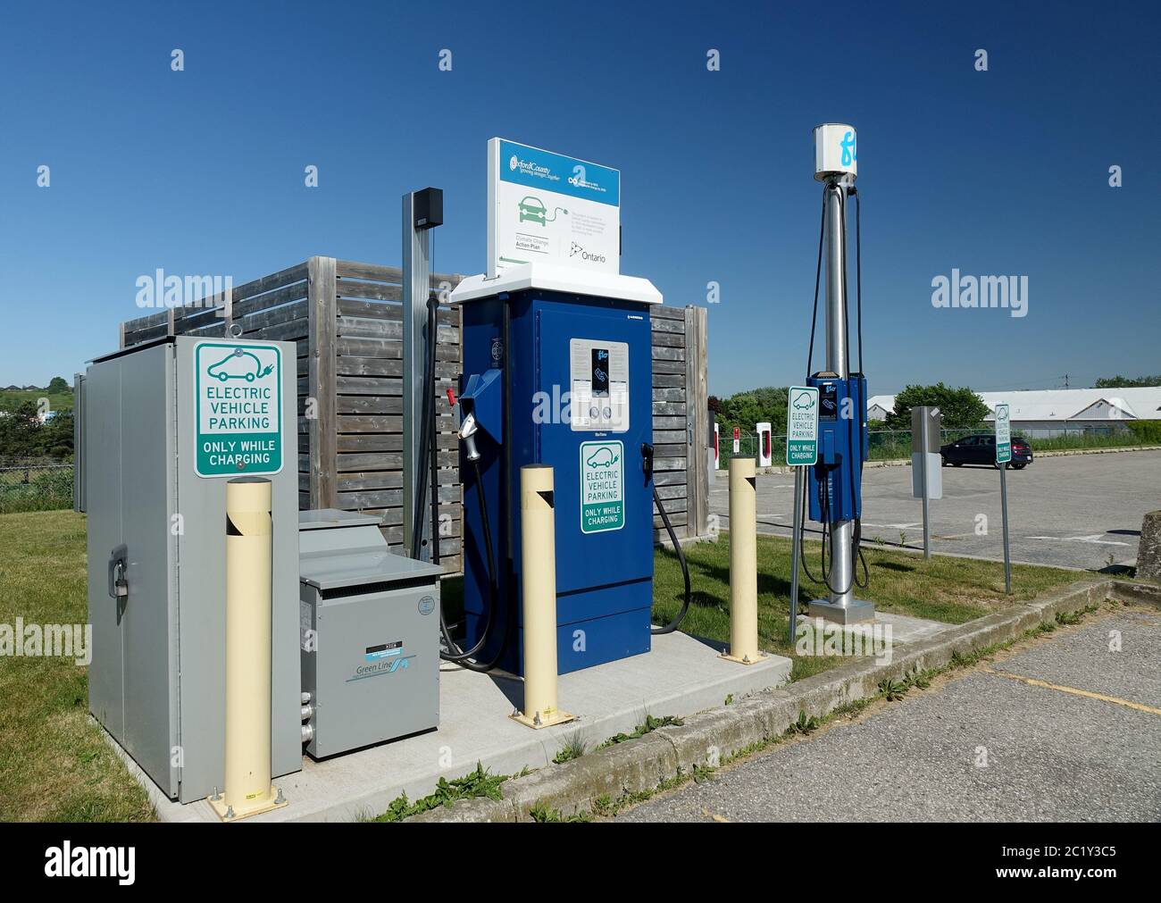 Oxford County Ontario Canada poste de charge de véhicules électriques à Woodstock Ontario Canada PARTENARIAT pour l'énergie renouvelable entre le provincial et le C Banque D'Images