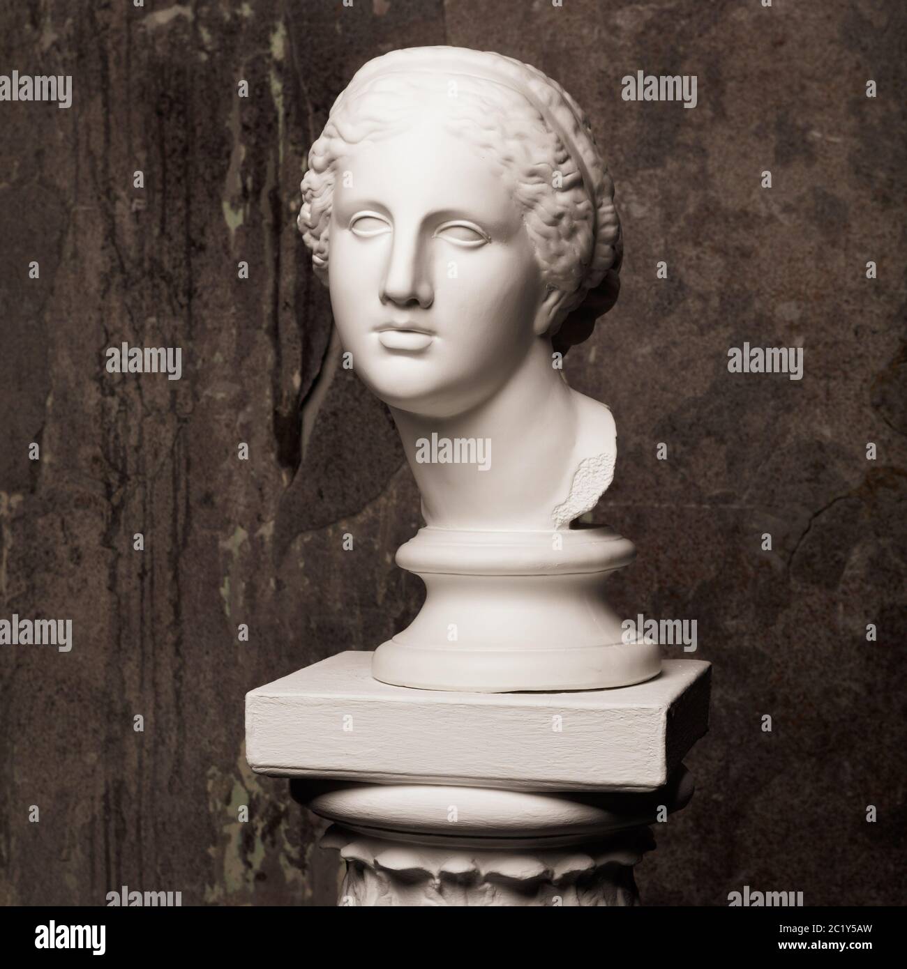 Tête de jeune femme en marbre blanc. Statue art sculpture de face en  pierre. Ancienne belle femme monument Photo Stock - Alamy