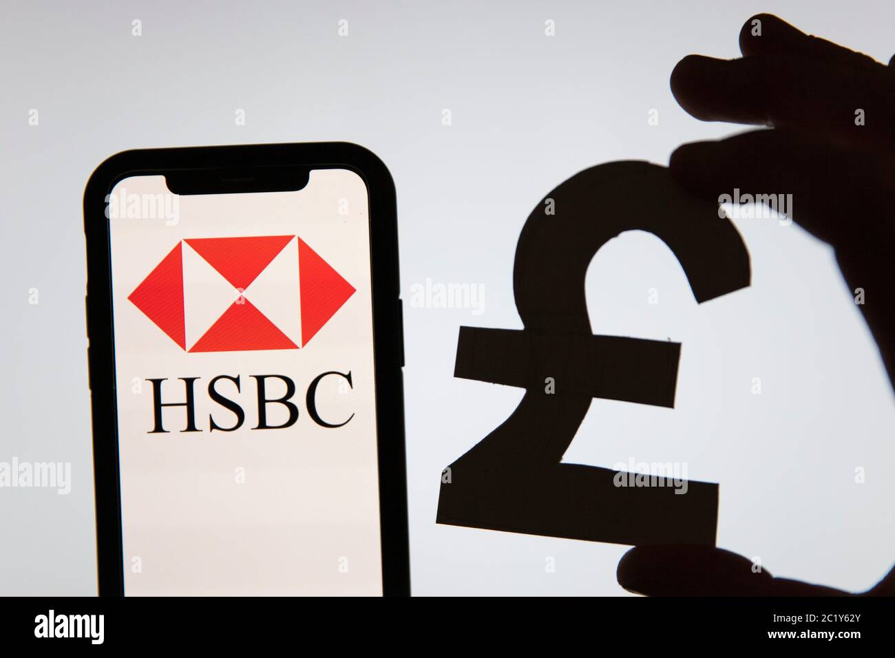 LONDRES, Royaume-Uni - juin 2020 : journal bancaire financier HSBC avec signe de devise en livre Banque D'Images