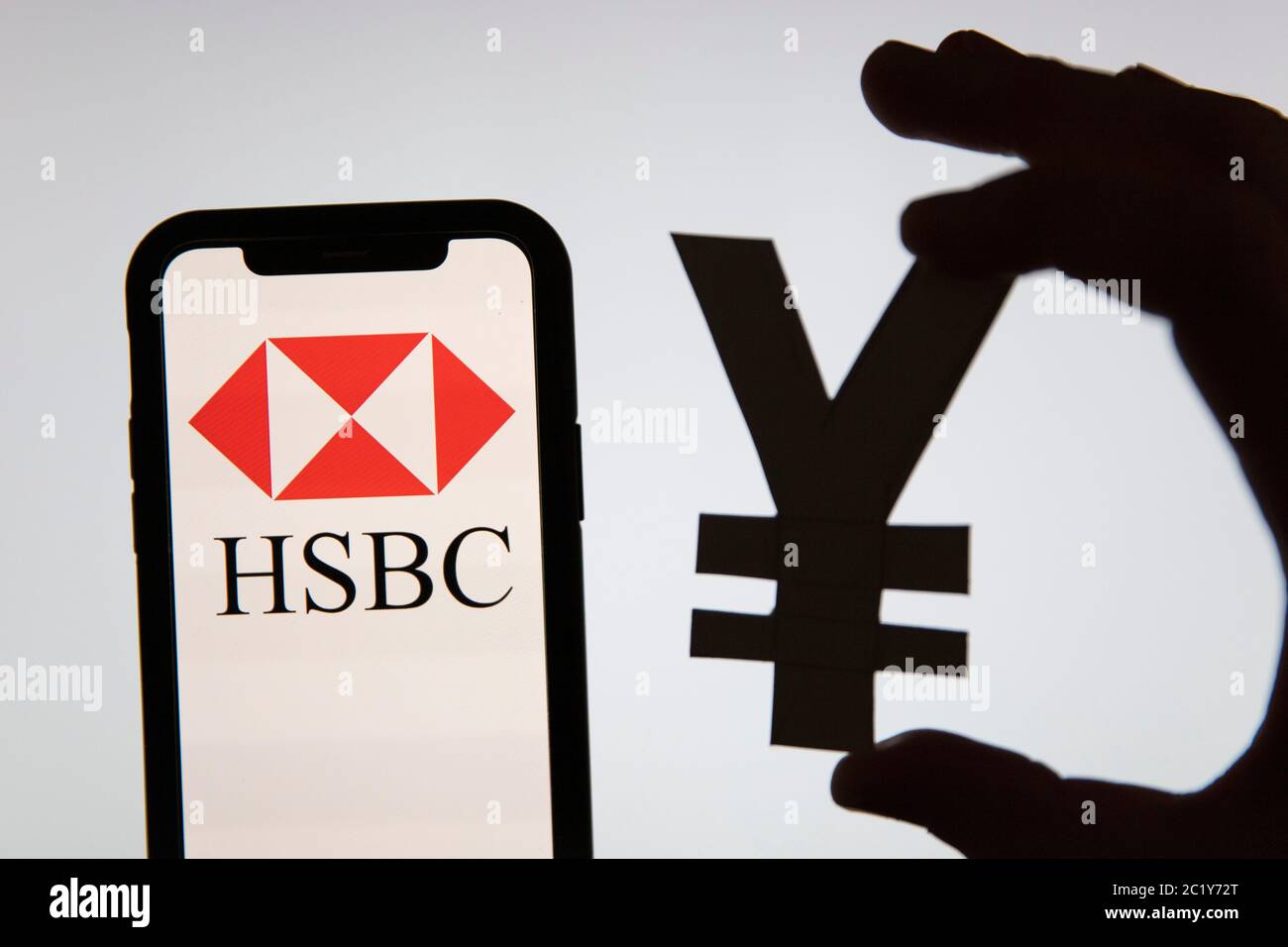 LONDRES, Royaume-Uni - juin 2020 : journal bancaire financier HSBC avec signe de devise yen Banque D'Images