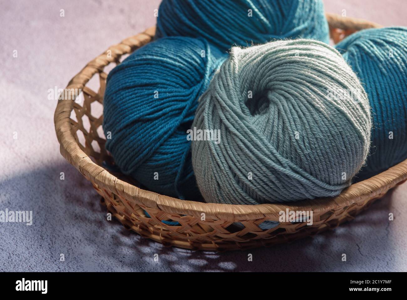 balles de fil de couleur dans un panier en osier gros plan Banque D'Images