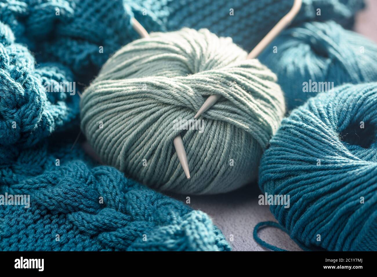 boules de fil de couleur avec aiguilles à tricoter gros plan Banque D'Images